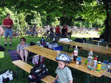 2008 05 13 fahrradtour tische